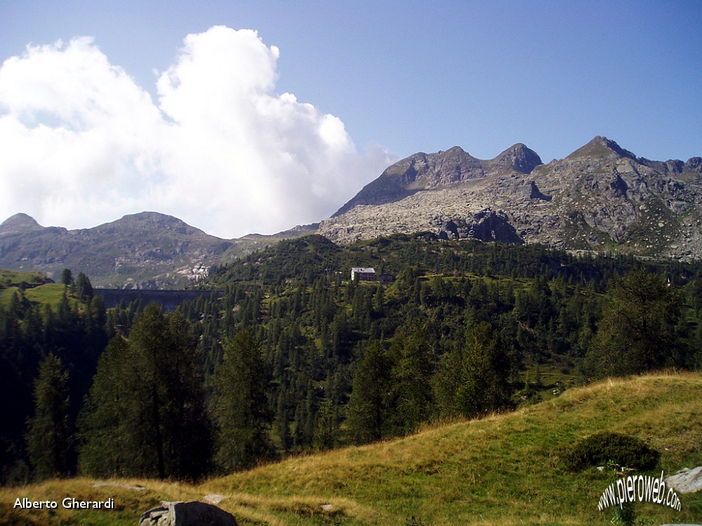 04 Rifugio Laghi Gemelli dal sentiero dei laghi.jpg - OLYMPUS DIGITAL CAMERA